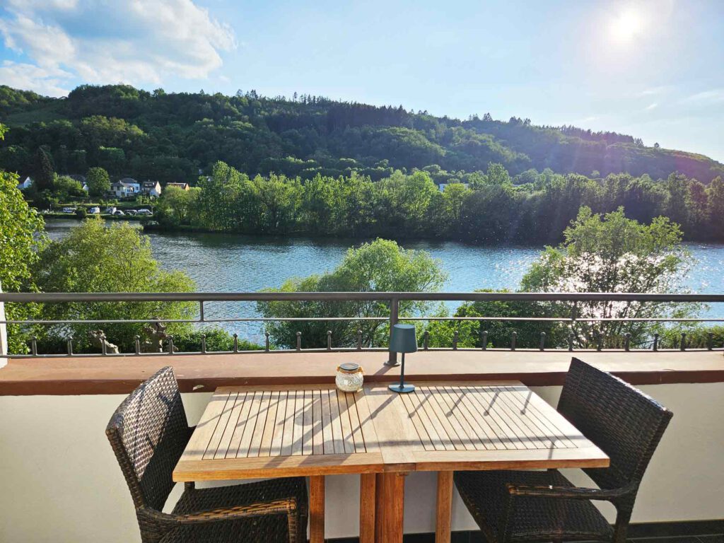 Ferienwohnungen Mosel mit geschüztem Balkon und Panorama-Moselblick Ferienwohnung Moselblick Zell